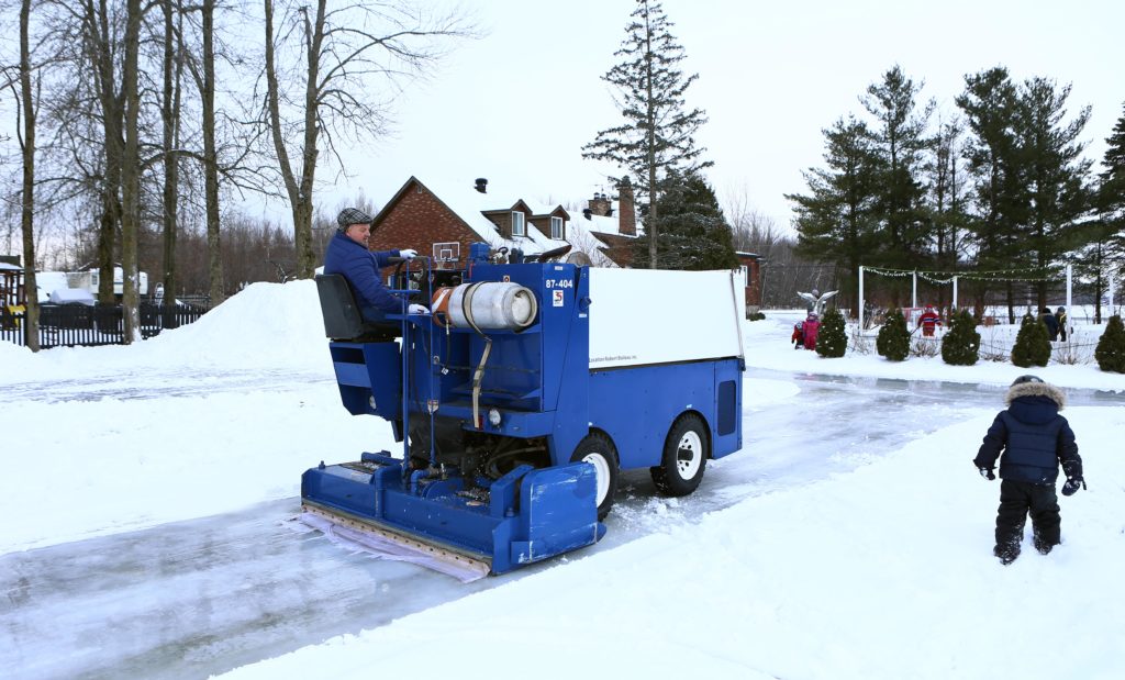 Avec sa Zamboni, un retraité aménage une patinoire extérieure pour le plaisir des enfants