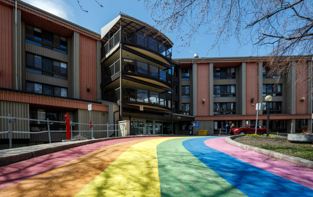 VIDÉO – L’histoire derrière le célèbre arc-en-ciel au CHSLD La Prairie