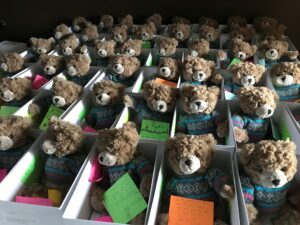 Des oursons porteurs d’espoir prêts à être distribués à des enfants malades