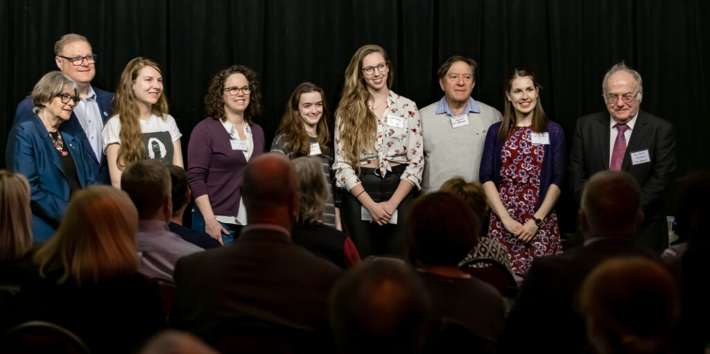 Des étudiants reçoivent des bourses de théâtre