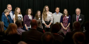 Des étudiants reçoivent des bourses de théâtre