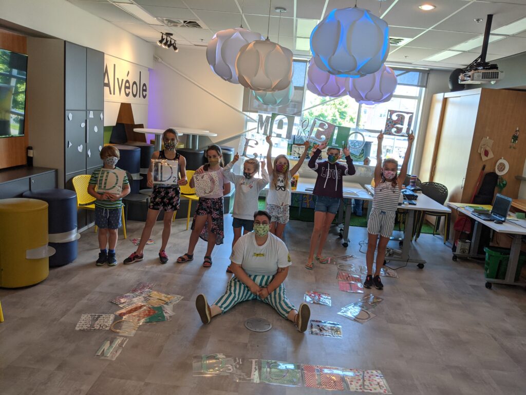 VIDÉOS – Des enfants jouent au scrabble géant à Sainte-Catherine