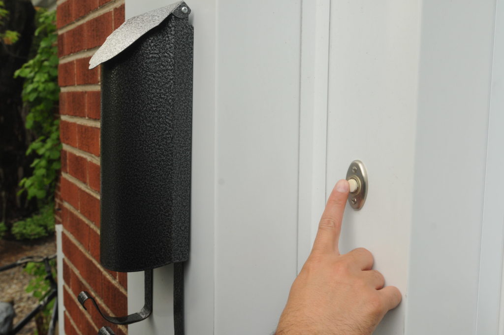 Saint-Constant autorise une entreprise de toiture à faire de la sollicitation