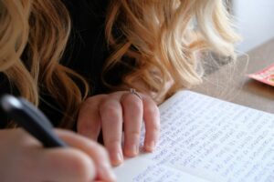 Elle vit ses rêves à travers l’écriture