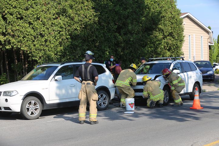 Une jeune conductrice distraite percute un véhicule stationné