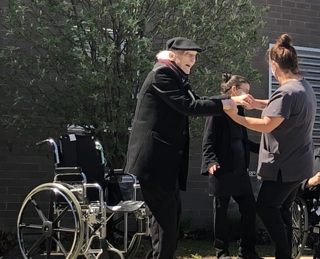 VIDÉOS – Des aînés dansent au son d’un concert privé au CHSLD Sainte-Catherine