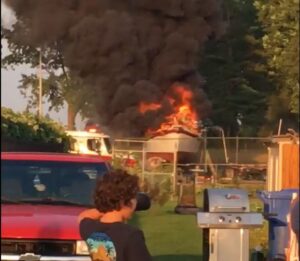 Un bateau de plaisance est la proie des flammes