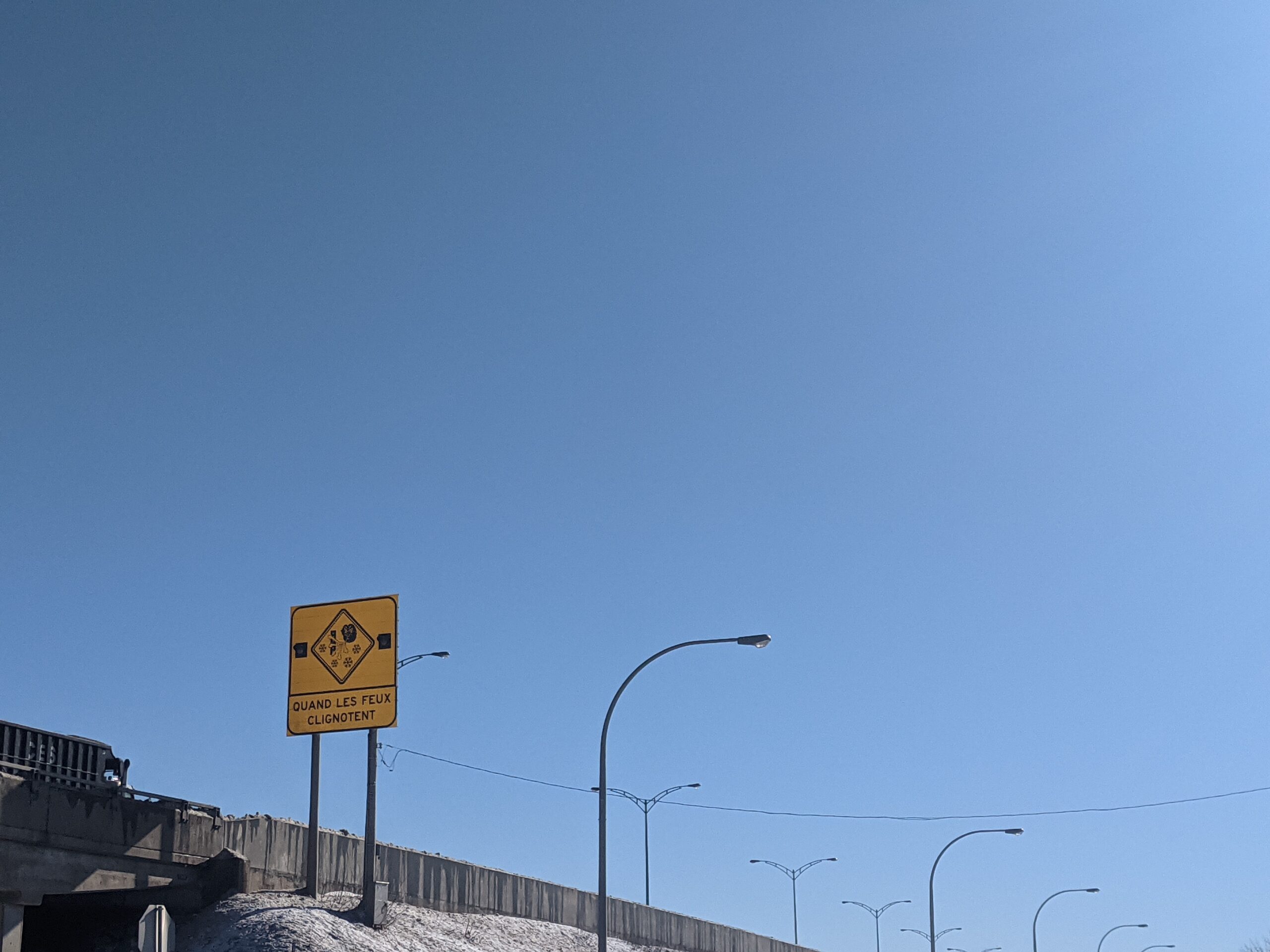 Comment fonctionnent les panneaux d’avertissement de poudrerie clignotants?