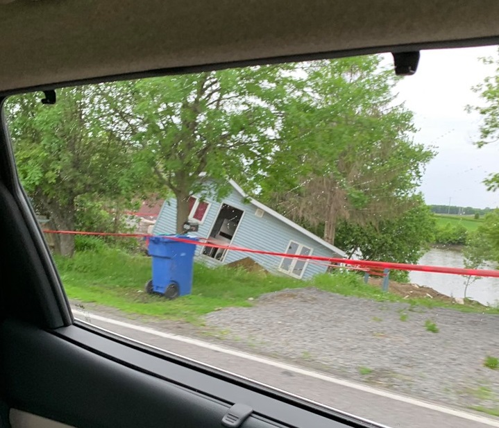 Une maison bascule pendant des travaux
