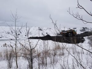 Une patinoire improvisée remblayée dans la carrière de La Prairie fait jaser