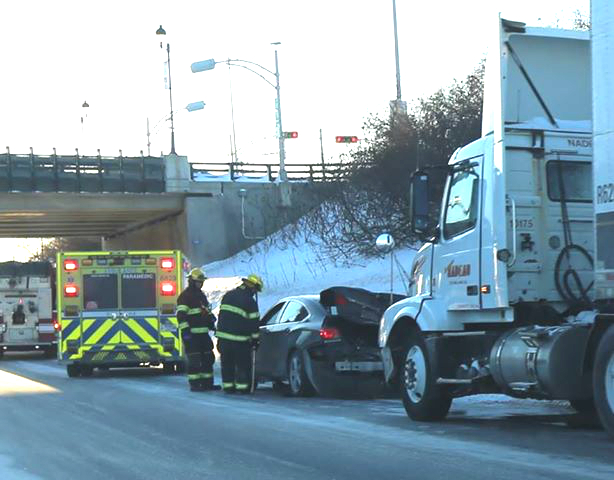 Collision entre un camion et deux voitures