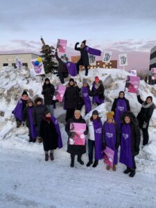 Les responsables en services éducatifs à la petite enfance manifestent devant le bureau de Christian Dubé