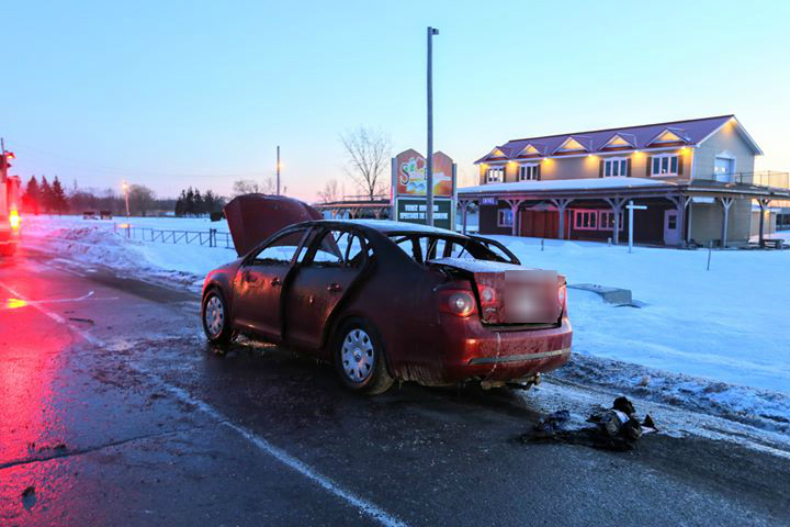 Voiture en feu sur la route 207