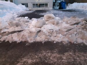 Une barrière de glace devant son entrée