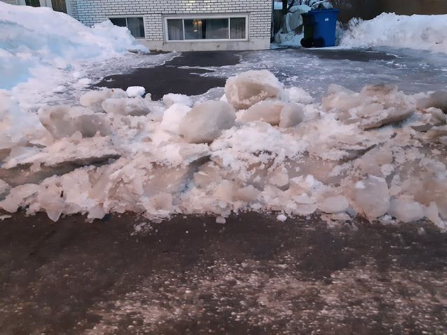 Une barrière de glace devant son entrée
