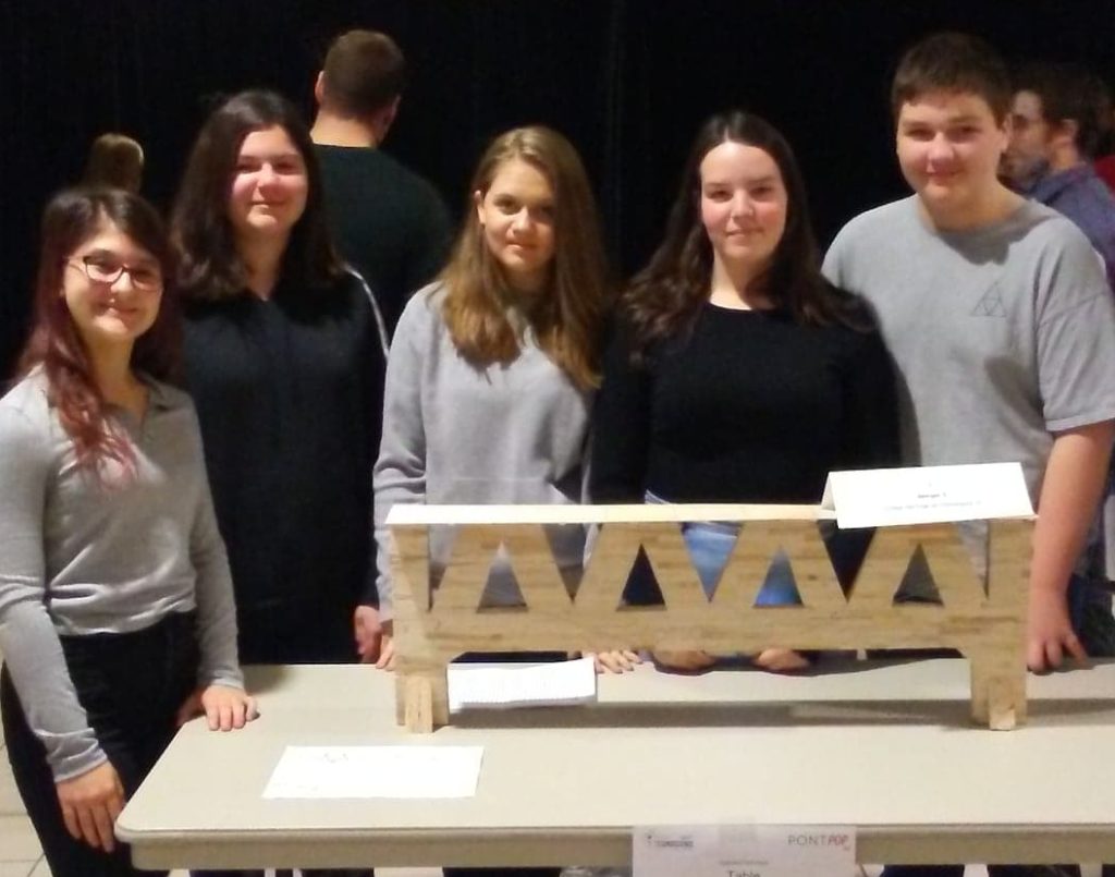 Leur pont en bâtons de popsicle résiste à 466 kg de pression