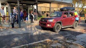 Des parents font aller leur klaxon pour remercier le personnel d’une école de Candiac