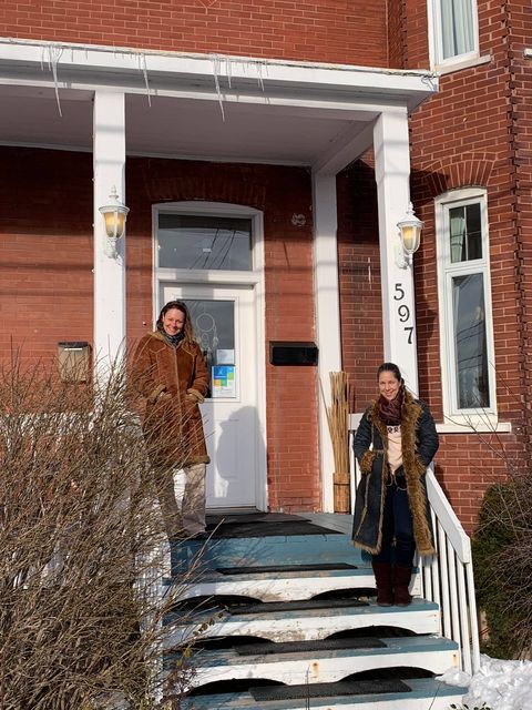 Un studio de yoga et une boutique ésotérique dans un même bâtiment à La Prairie