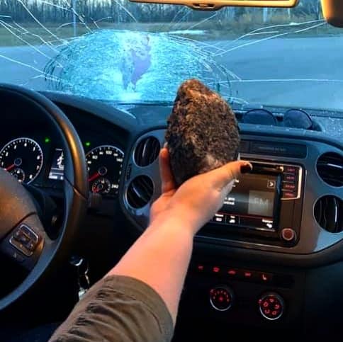 Sa voiture percutée par un morceau d’asphalte sur l&rsquo;autoroute 30