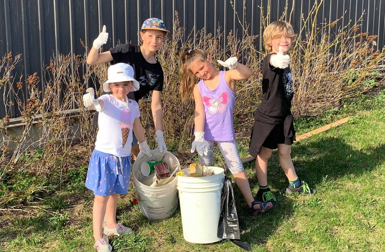 Quatre enfants ramassent les déchets à Saint-Constant