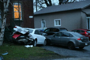 Un conducteur frappe plusieurs véhicules stationnés à Delson