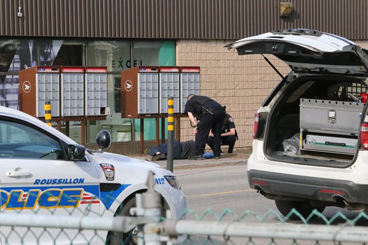 Un homme trouvé au sol sur la rue à Delson