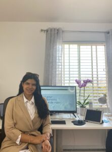 Une adolescente lance son entreprise de vêtements de seconde main à la mode