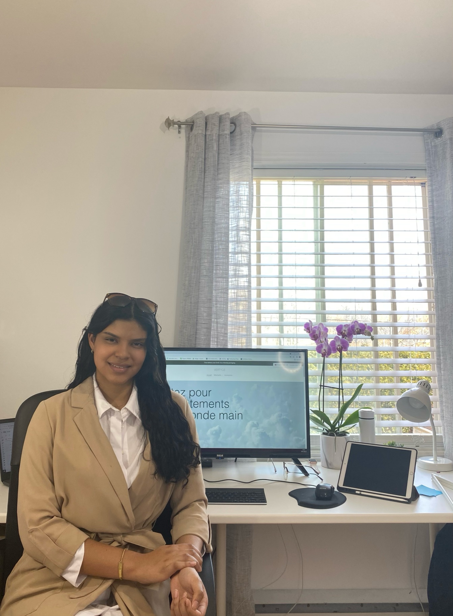 Une adolescente lance son entreprise de vêtements de seconde main à la mode