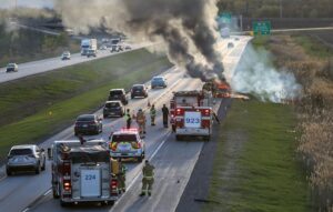 Un véhicule est la proie des flammes sur l’autoroute 30