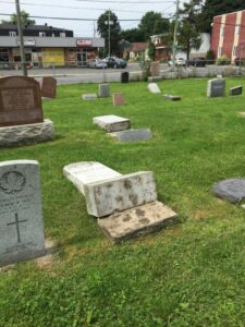 Une vingtaine de pierres tombales renversées dans un cimetière