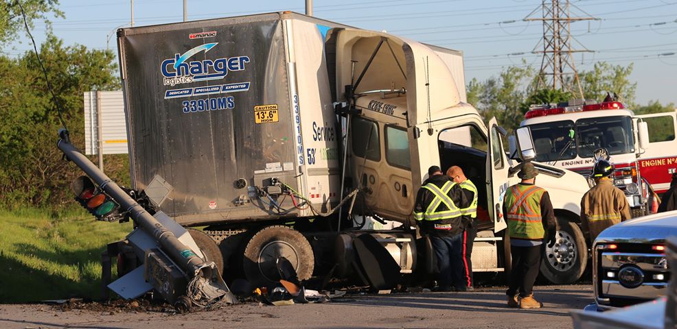 Accident entre un poids lourd et un camion sur la 132 est à Kahnawake