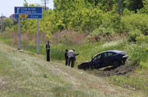Voiture dans le fossé de l’autoroute 15 à Saint-Constant