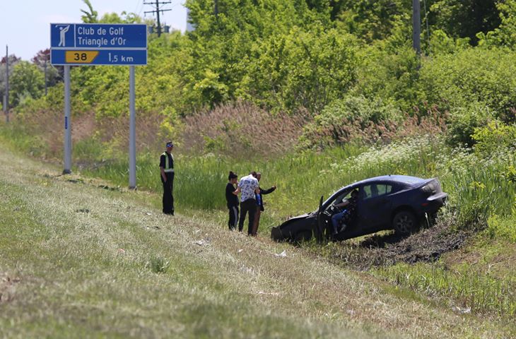Voiture dans le fossé de l’autoroute 15 à Saint-Constant