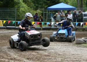 Un Grand Prix de tracteurs à gazon avec plus de compétitrices