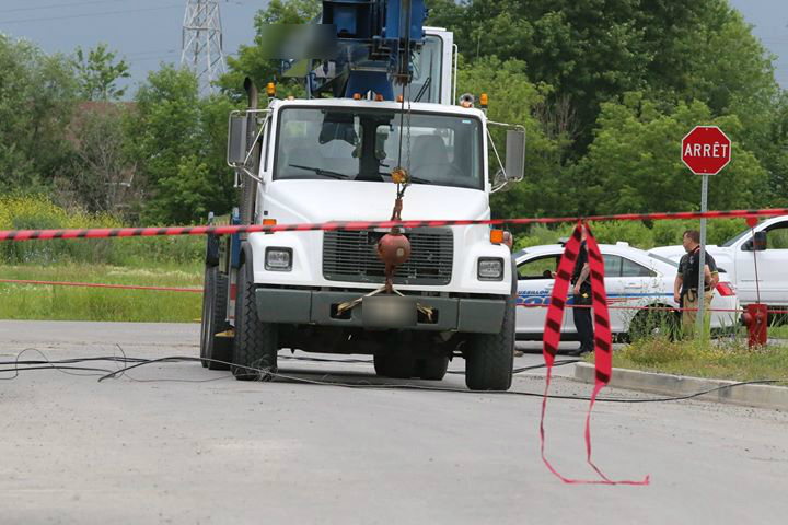 Un camion brise un poteau et provoque une panne de courant