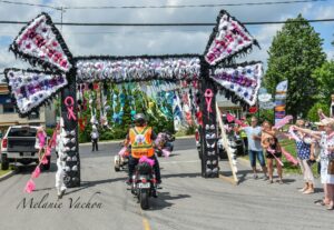 La Ride de filles accueillie par une arche de brassières à Roxton Pond