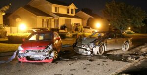 Il emboutit une voiture, puis fuit les lieux