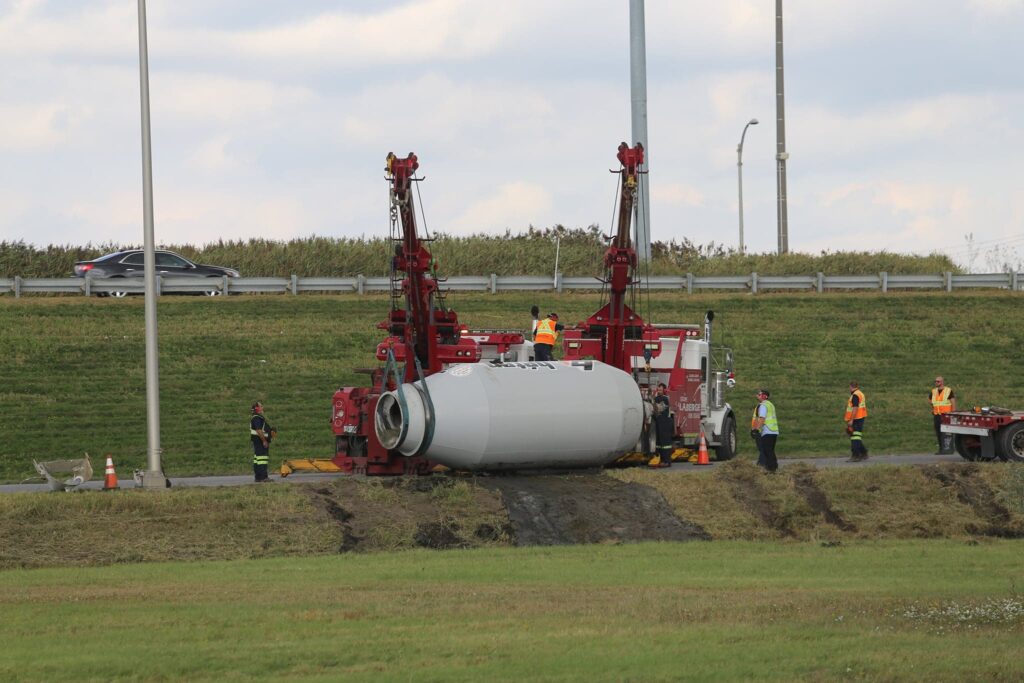 Une bétonnière renversée dans une bretelle de l’autoroute 20