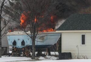 Un bateau incendié à Saint-Mathieu