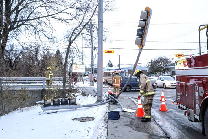 Un camion lourd fauche un feu de circulation à Saint-Constant