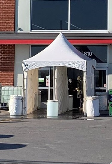 Une tente désinfecte aux abords de commerces, résidences et chantiers