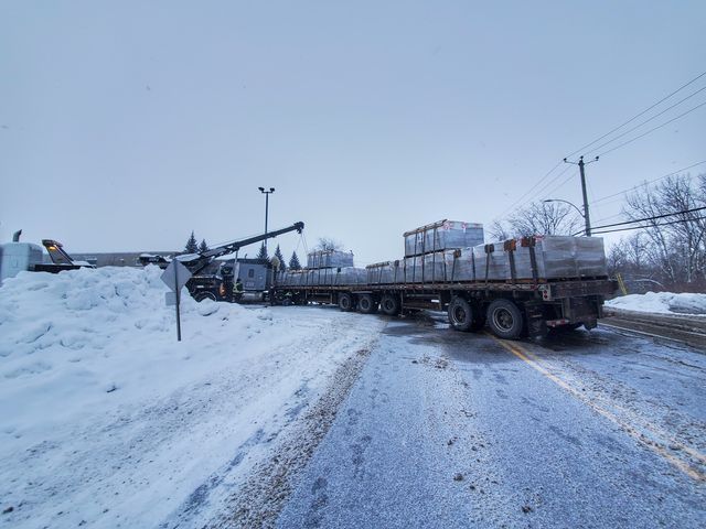VIDÉO – Sortie de route d&rsquo;un poids lourd sur le ch. Saint-François-Xavier à Delson