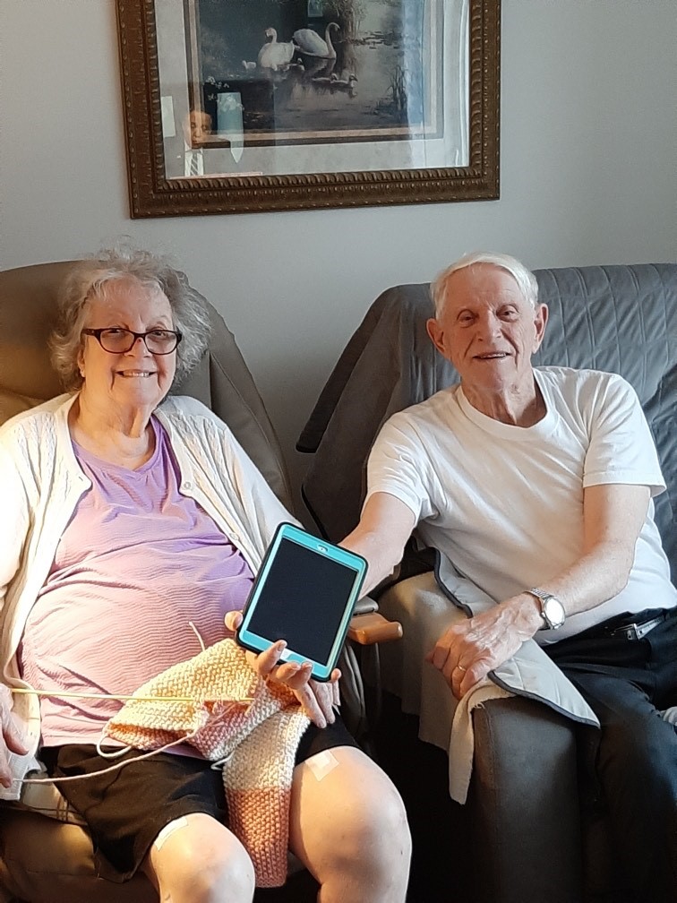 Des aînés s’initient à la tablette pour parler à leurs proches
