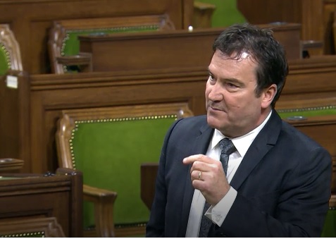 VIDÉO – Alain Therrien plaide pour modifier la PCUÉ et l’emporte