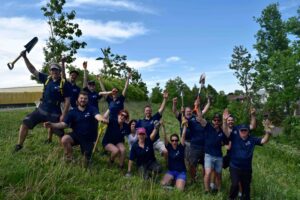Des travailleurs plantent près de 500 arbres à Candiac