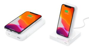 Cette batterie portative agit aussi comme support à téléphone intelligent