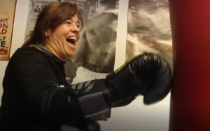 EN VIDÉO – L&rsquo;équipe de rédaction s&rsquo;initie à la boxe féminine au Gladiateur Gym