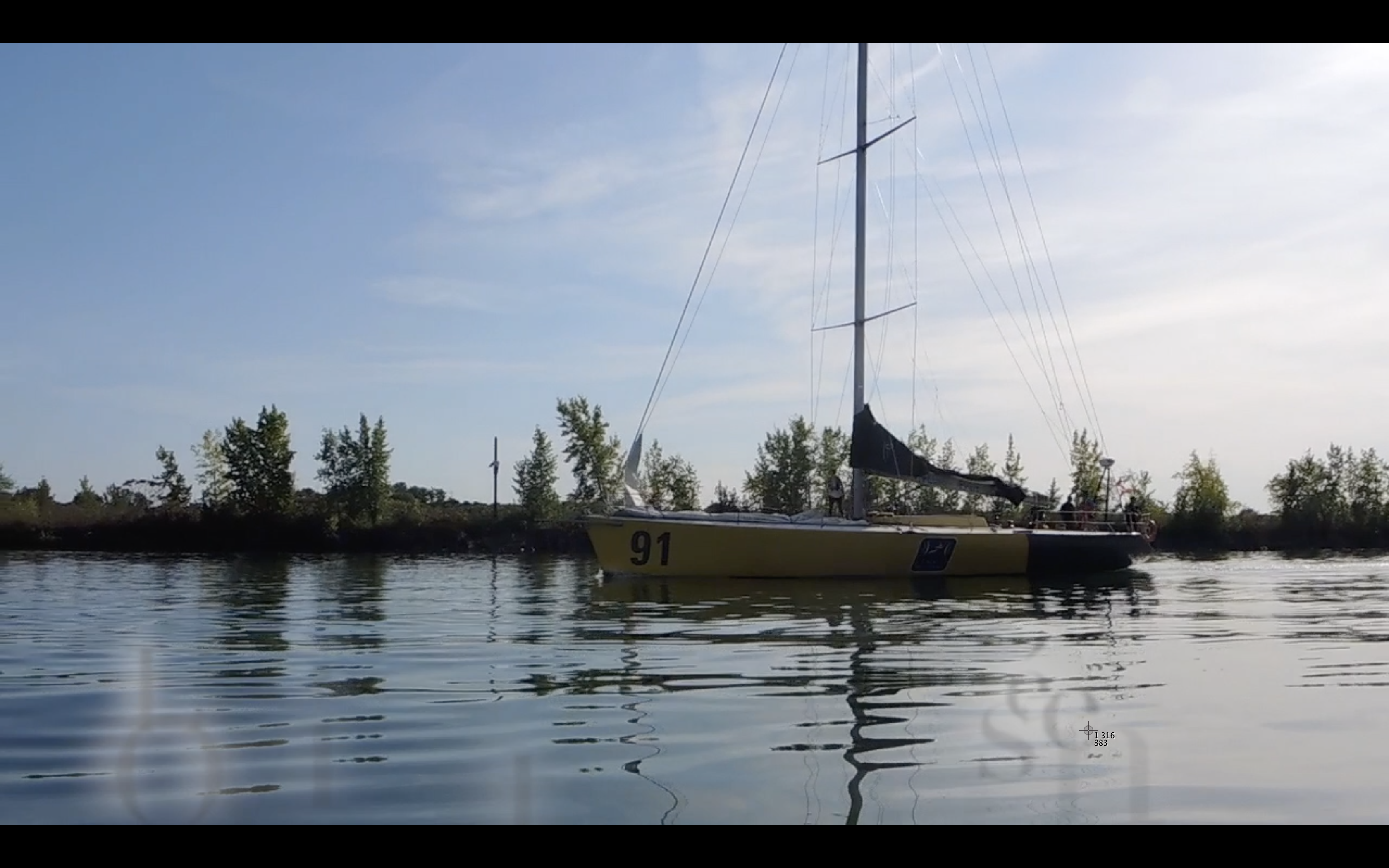 Un voilier de course de 60 pieds passe par les écluses Sainte-Catherine