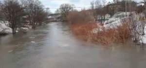La rivière Saint-Régis atteint un niveau critique à Sainte-Catherine