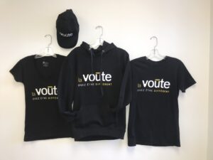 TERMINÉE – Enchère no 14 : un ensemble de vêtements de la friperie La Voûte